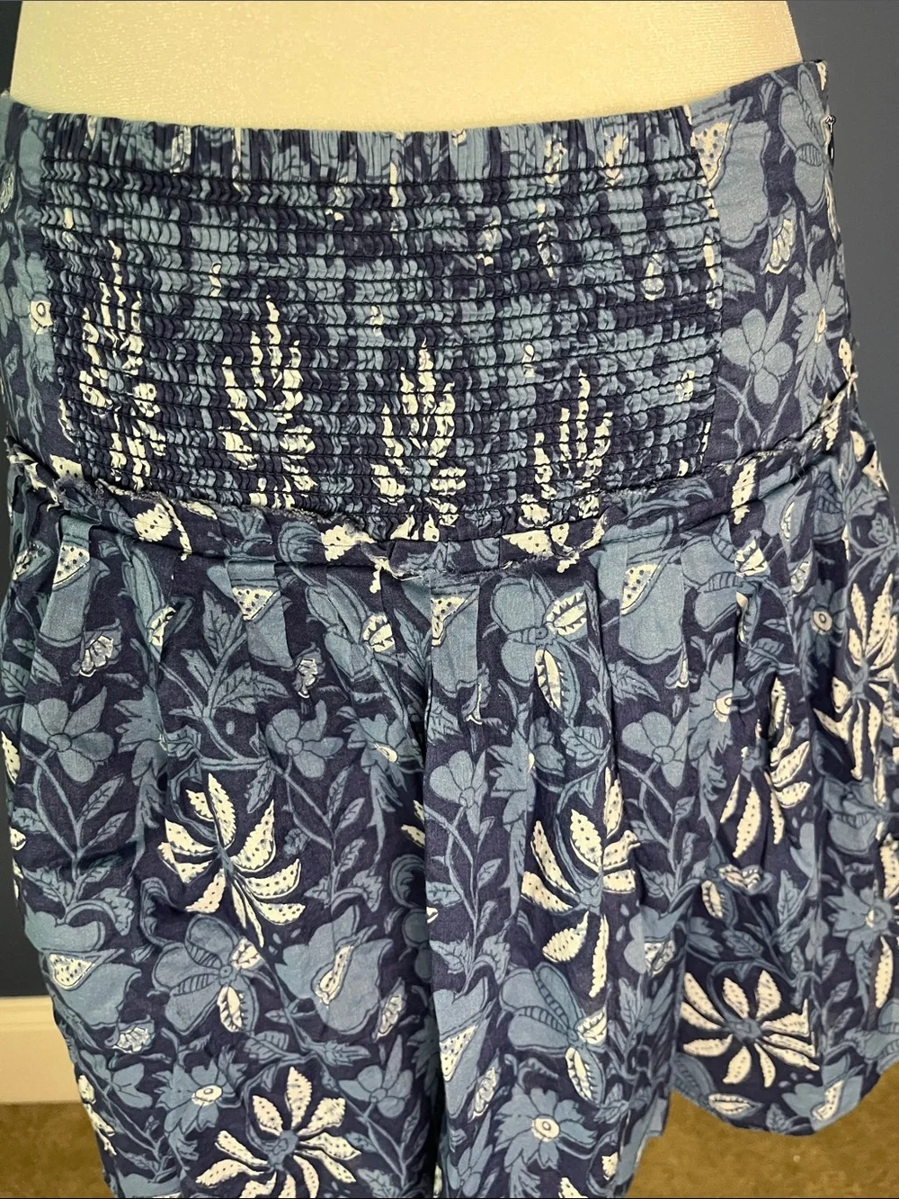 Banana Republic Tiered Navy & Creamy White Floral Mini Skirt smocked panel lined
